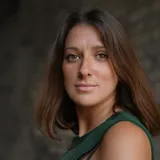 Pastellfarbenes Porträtfoto einer gut gelaunten Leserin